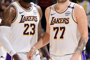 网页版登录入口-里程碑夜！布鲁克林篮网门线救险，NBA季后赛今晨刷纪录，悬念犹存，更衣室氛围转暖的简单介绍