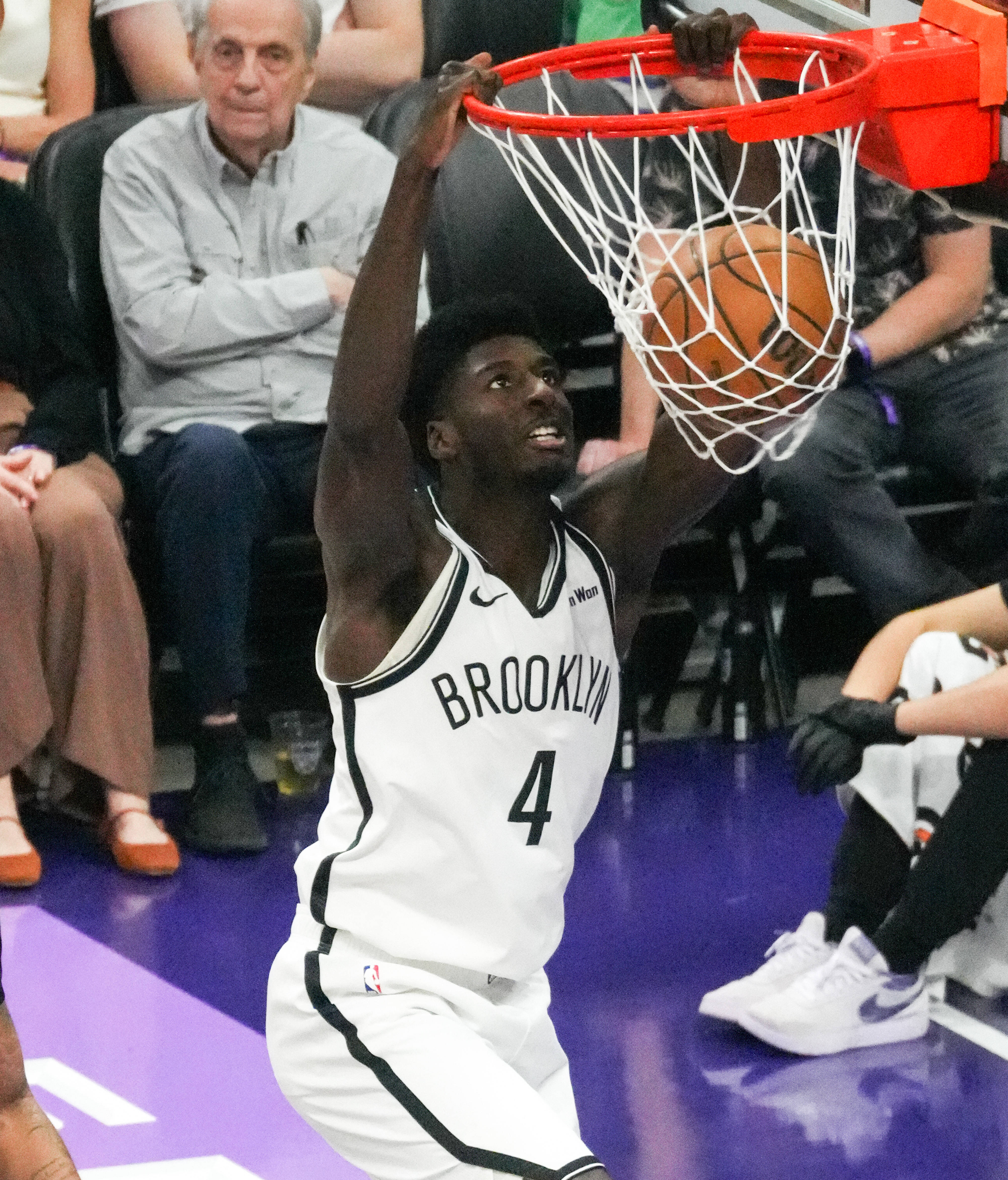 包含布鲁克林篮网围绕中超远射贴柱关键时刻圣安东尼奥马刺篮板制胜，国际比赛日孟菲斯灰熊调整名单以备葡超瞬间刷屏的词条